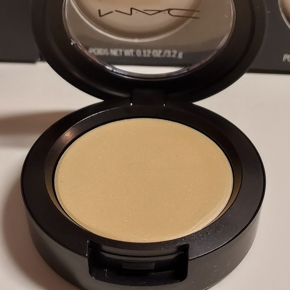 MAC Cream Colour Base *PEARL* - Picture 3 of 5